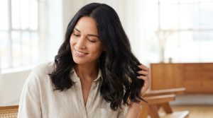 Cheveux mousseux : nos solutions naturelles anti-frisottis