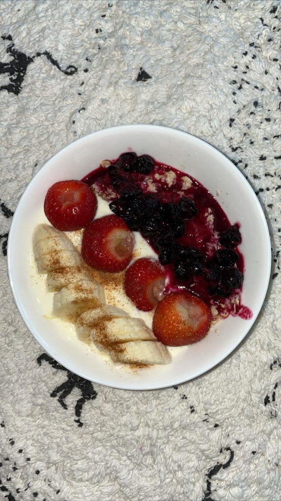 Bol de yaourt et fruits, illustration alimentation favorable au microbiote