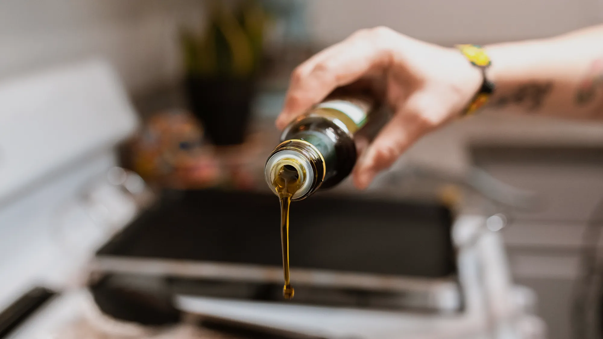 Huile d’olive versée dans une poêle