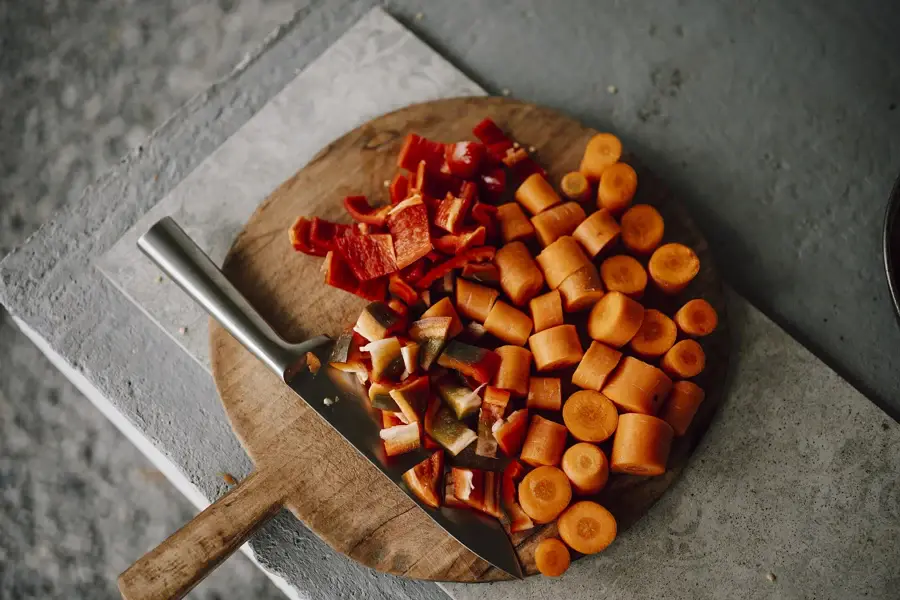 Légumes coupés sur une planche en bois avant cuisson