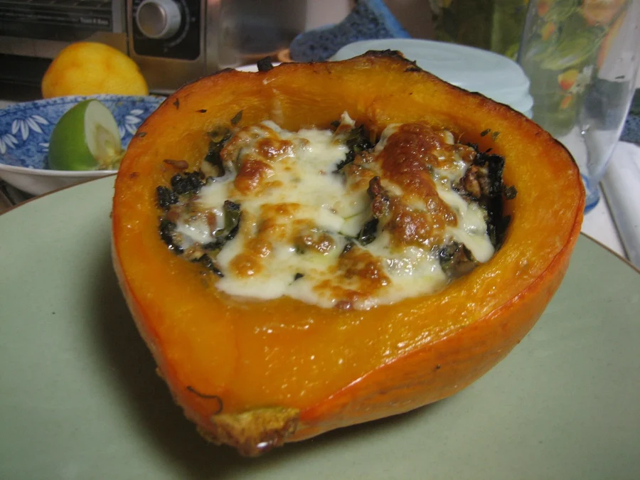Moitié de potimarron farcie aux épinards et gratinée au fromage