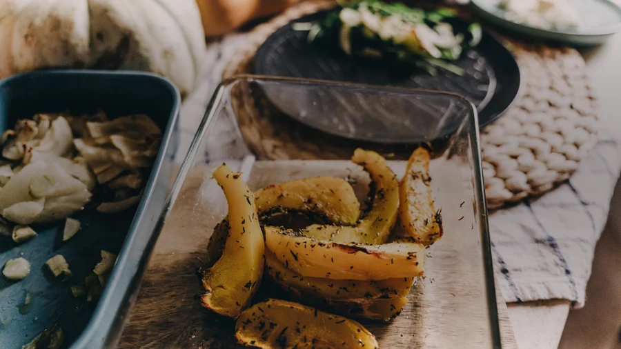 Légumes rôtis dans un plat au sortir du four